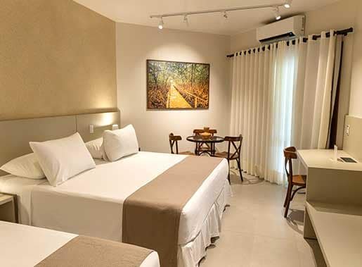 Quarto com camas e área de apoio do Best Western Shalimar Praia Hotel